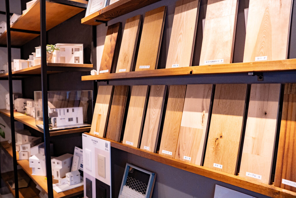 woodplusショールーム展示物（無垢床材）