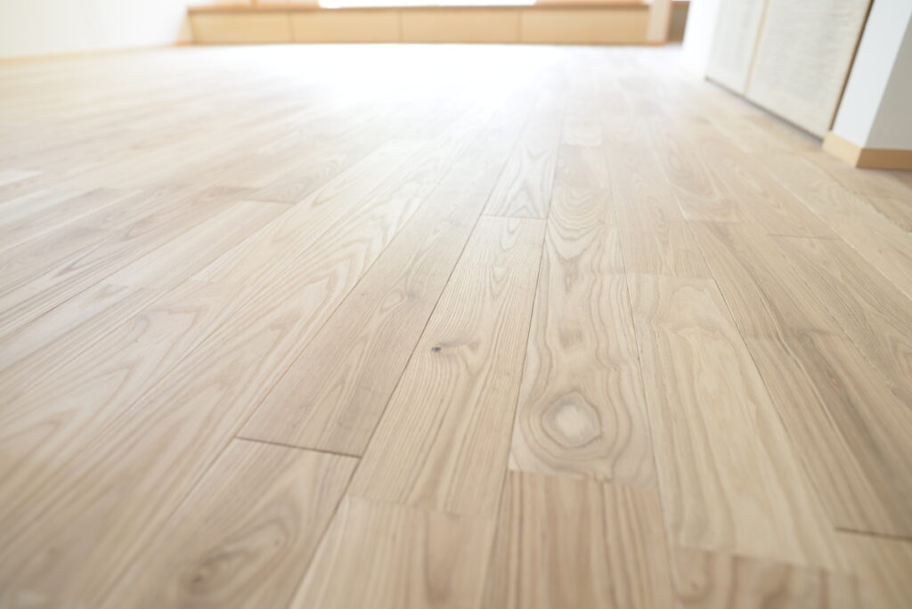 【30年後のコストで比較】無垢床vs複合フローリング、初期費用だけで選ぶと損をしてしまう理由とは？