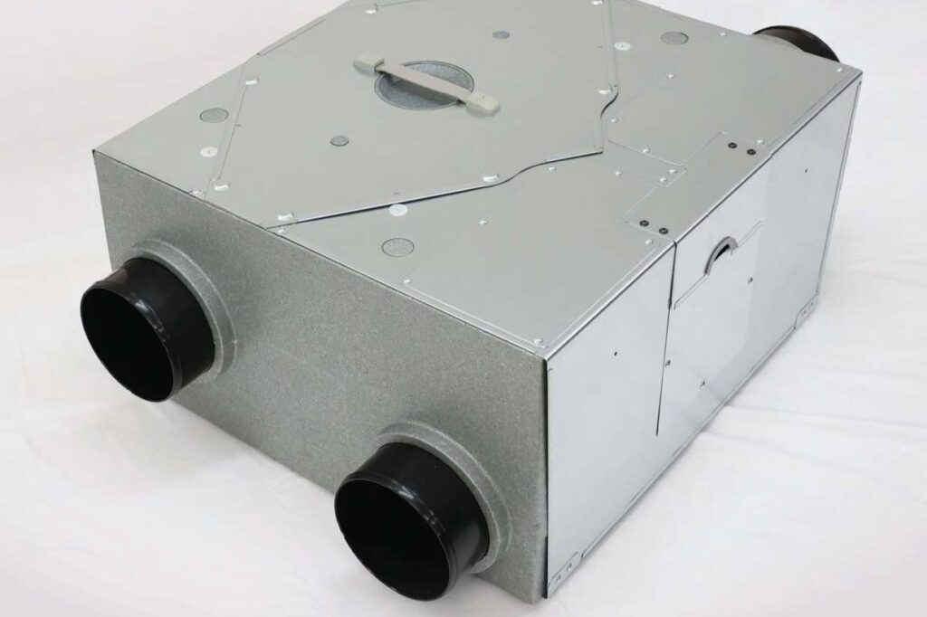 黒い接続口を備えた、シルバーの金属製ケースに収められた24時間熱交換換気システムの本体ユニット