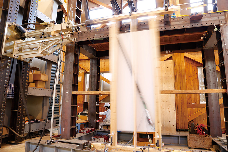 専門の実験施設にて、木造住宅の壁体に激しい振動を加えて耐震・制震性能を検証する実大加振試験
