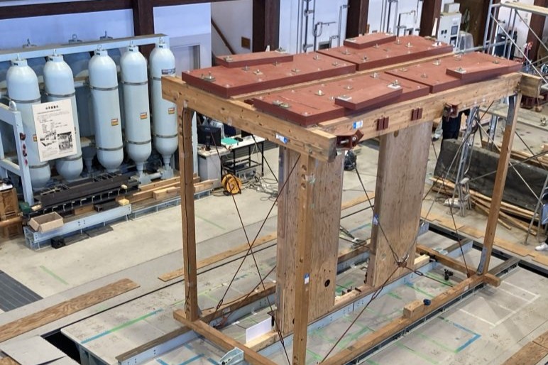 木造構造の強度を科学的に検証するため、大型の試験体に重りを載せて負荷をかけ計測を行う実験設備