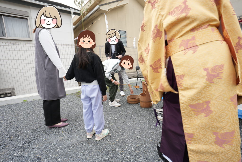 地鎮祭にて、神職が見守る中、施主様ご家族が手水（ちょうず）の儀式を行っています。