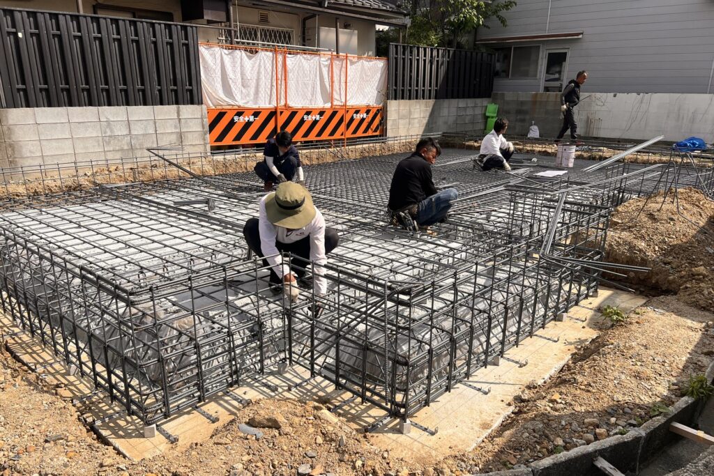 住宅の耐久性を支える、コンクリート打設前の緻密で堅牢な基礎配筋工事を行っている現場の様子。