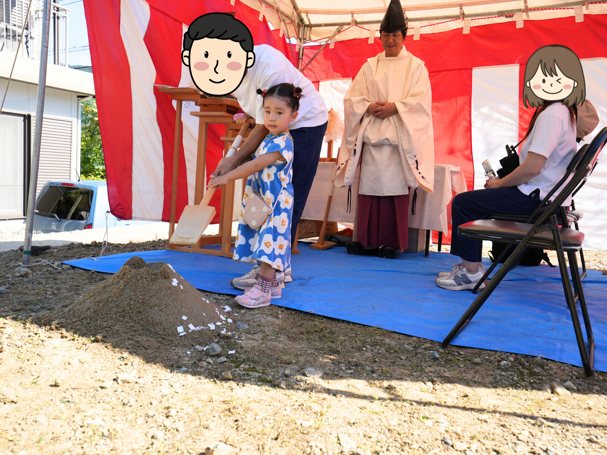 紅白幕が張られた地鎮祭のテント内で、ご家族が鍬入れの儀を行っている様子。神職が見守る中、お子様も一緒に盛砂に鍬を入れ、工事の安全を祈願しています。