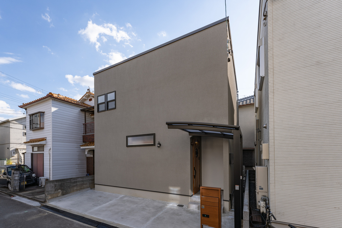スタイリッシュな片流れ屋根とグレーの落ち着いた外壁が特徴的な、シンプルモダンの住宅外観。