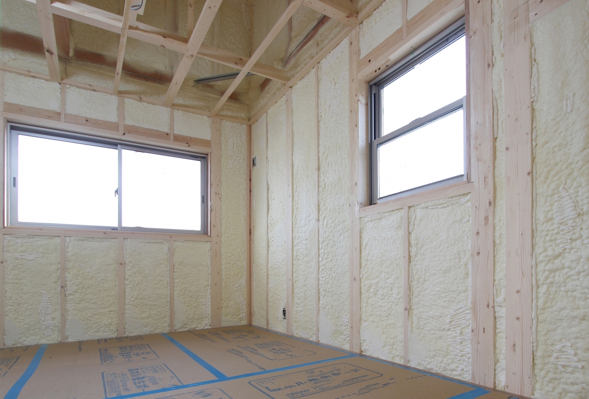 木造住宅の柱や梁の隙間に隙間なく吹き付け施工された現場発泡ウレタン断熱材と遮熱シート